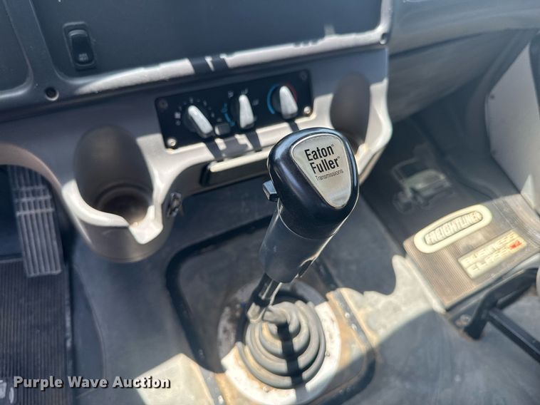 image for item DU9948 2004 Freightliner Business Class M2 flatbed truck