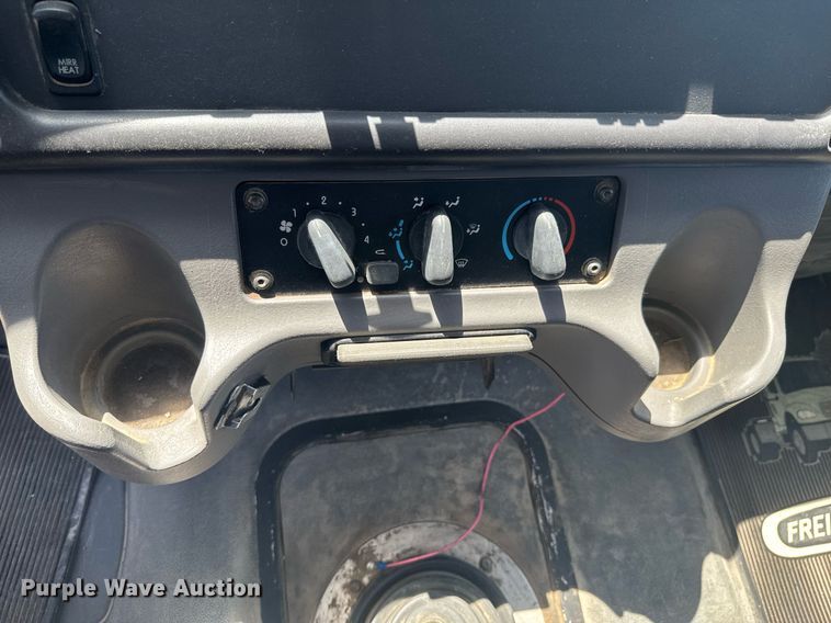 image for item DU9948 2004 Freightliner Business Class M2 flatbed truck