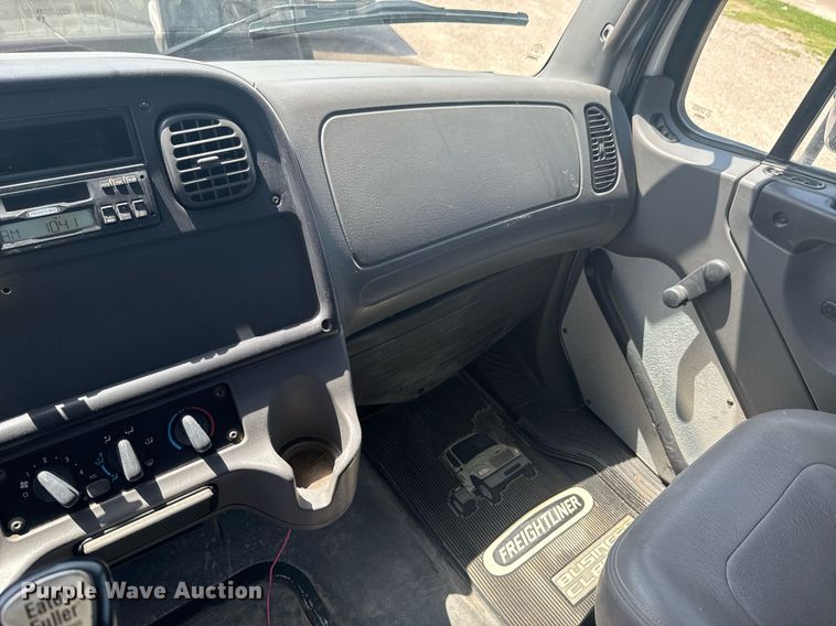 image for item DU9948 2004 Freightliner Business Class M2 flatbed truck