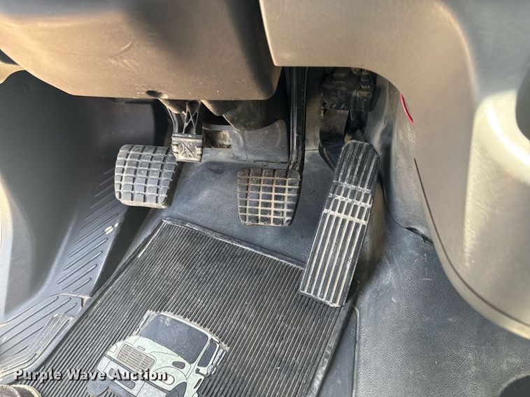 image for item DU9948 2004 Freightliner Business Class M2 flatbed truck