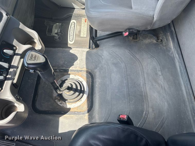 image for item DU9948 2004 Freightliner Business Class M2 flatbed truck