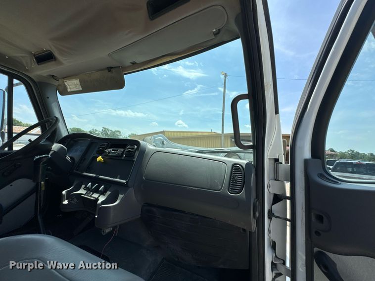 image for item DU9948 2004 Freightliner Business Class M2 flatbed truck