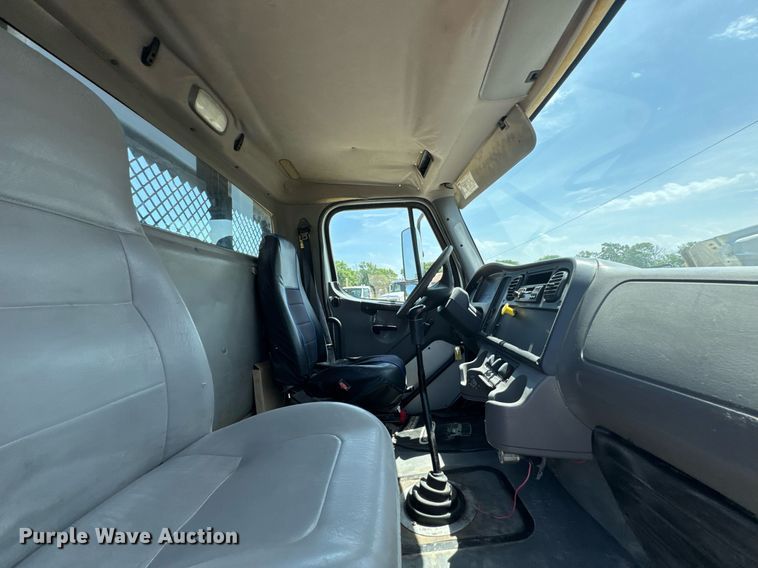 image for item DU9948 2004 Freightliner Business Class M2 flatbed truck