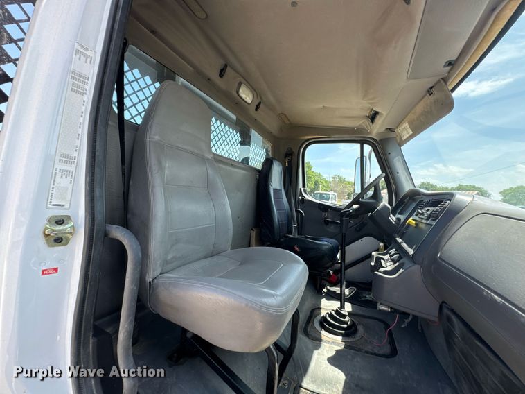 image for item DU9948 2004 Freightliner Business Class M2 flatbed truck