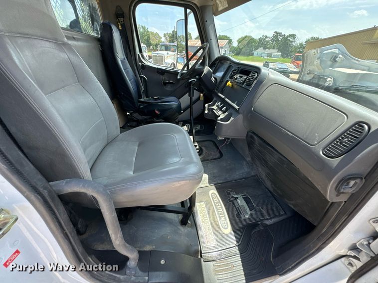 image for item DU9948 2004 Freightliner Business Class M2 flatbed truck