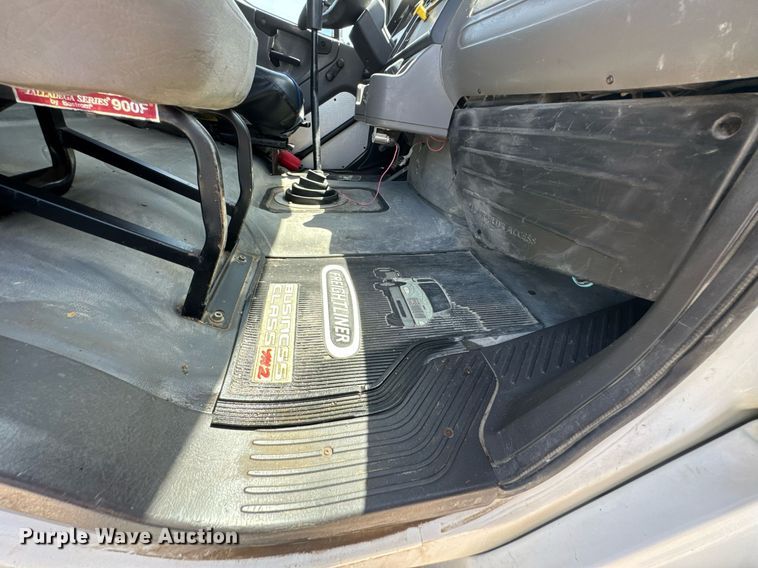 image for item DU9948 2004 Freightliner Business Class M2 flatbed truck