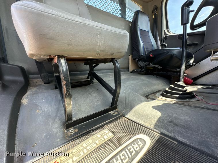 image for item DU9948 2004 Freightliner Business Class M2 flatbed truck