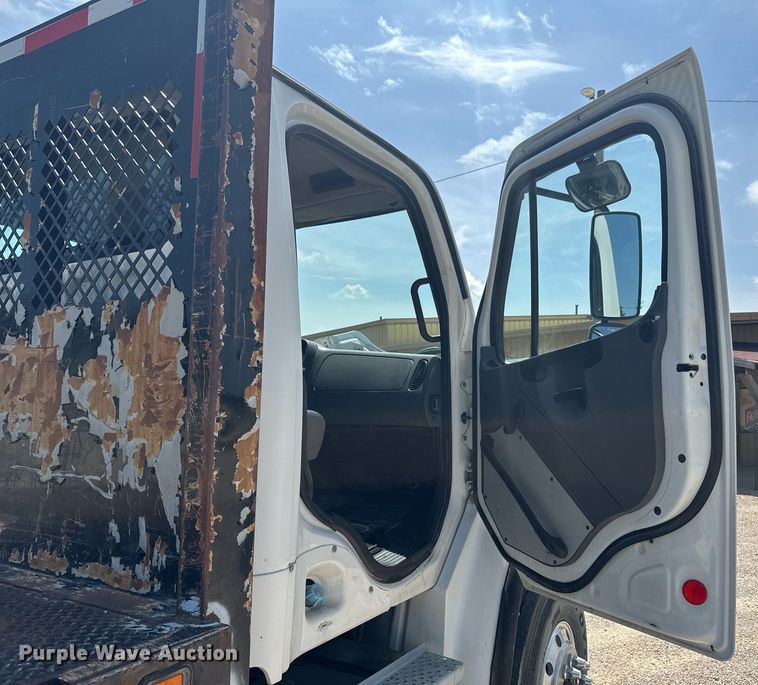 image for item DU9948 2004 Freightliner Business Class M2 flatbed truck