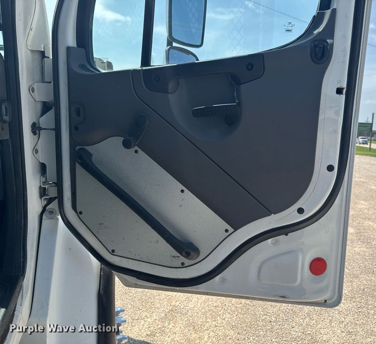 image for item DU9948 2004 Freightliner Business Class M2 flatbed truck