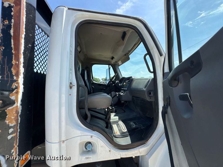 image for item DU9948 2004 Freightliner Business Class M2 flatbed truck