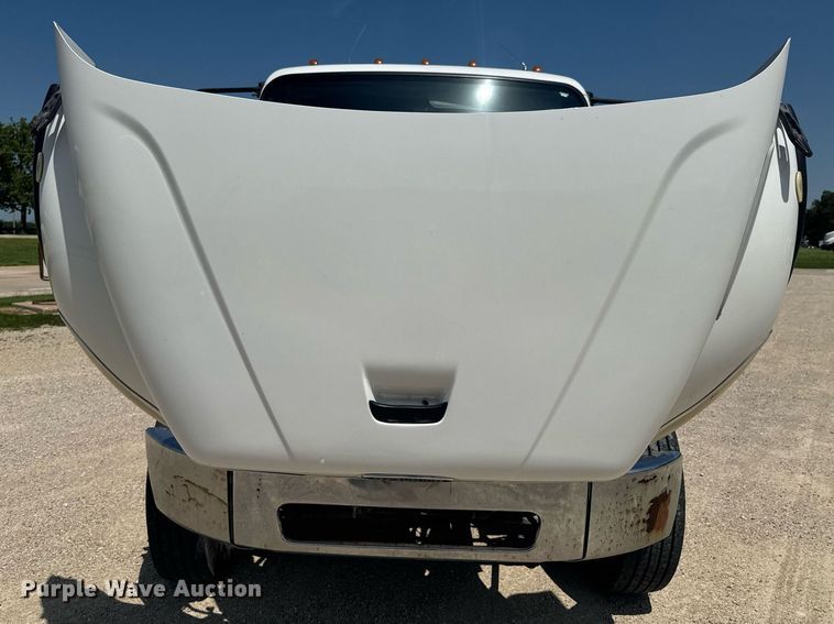 image for item DU9948 2004 Freightliner Business Class M2 flatbed truck