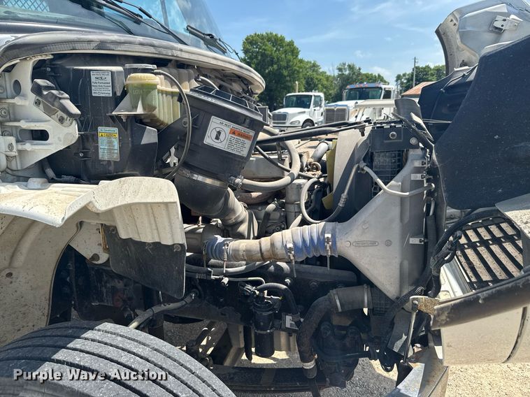 image for item DU9948 2004 Freightliner Business Class M2 flatbed truck