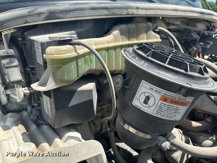 image for item DU9948 2004 Freightliner Business Class M2 flatbed truck