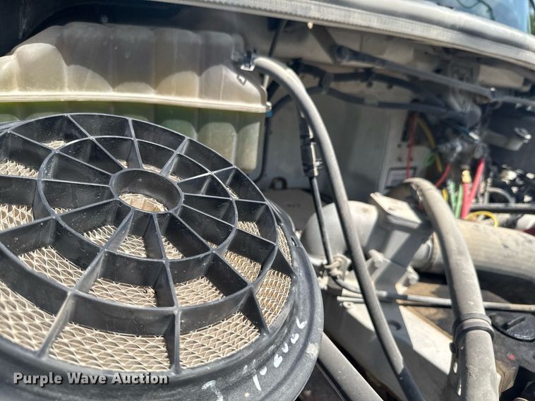 image for item DU9948 2004 Freightliner Business Class M2 flatbed truck