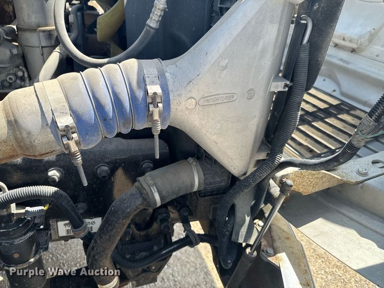 image for item DU9948 2004 Freightliner Business Class M2 flatbed truck