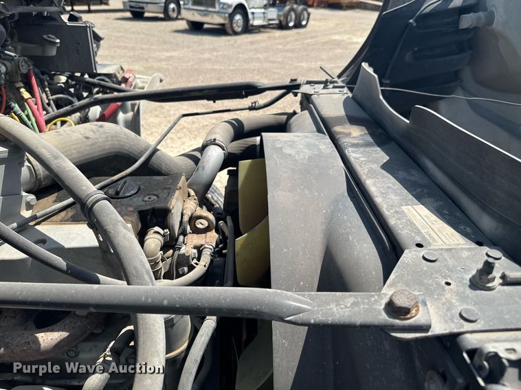 image for item DU9948 2004 Freightliner Business Class M2 flatbed truck