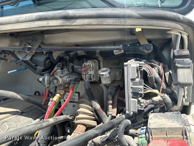 image for item DU9948 2004 Freightliner Business Class M2 flatbed truck