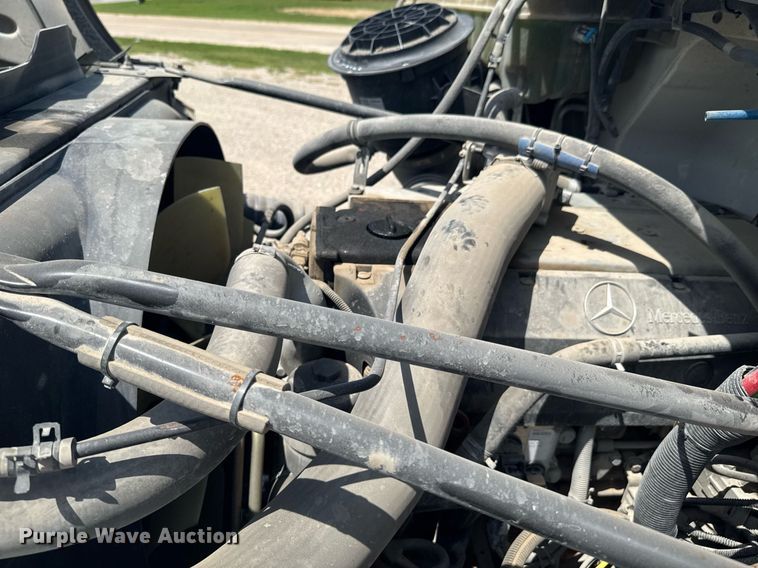 image for item DU9948 2004 Freightliner Business Class M2 flatbed truck