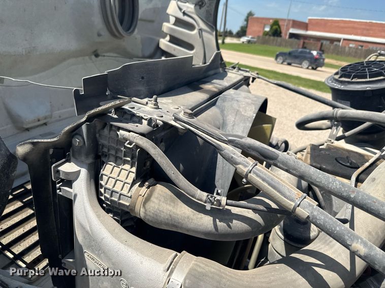 image for item DU9948 2004 Freightliner Business Class M2 flatbed truck