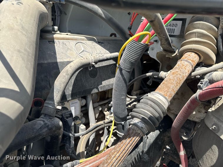 image for item DU9948 2004 Freightliner Business Class M2 flatbed truck