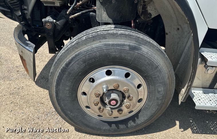 image for item DU9948 2004 Freightliner Business Class M2 flatbed truck