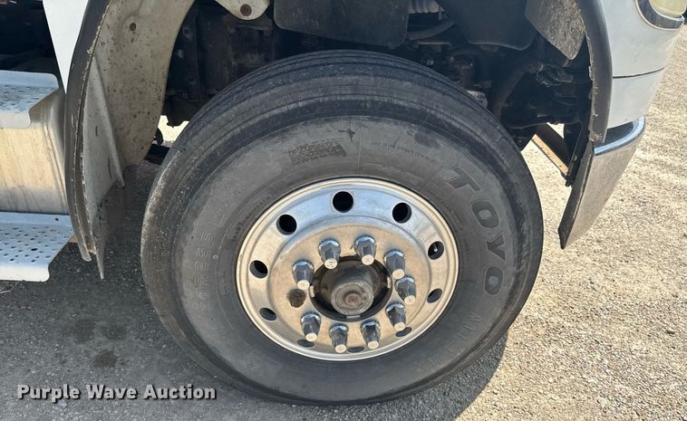 image for item DU9948 2004 Freightliner Business Class M2 flatbed truck