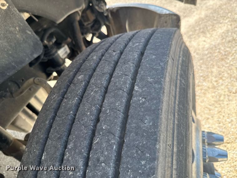 image for item DU9948 2004 Freightliner Business Class M2 flatbed truck