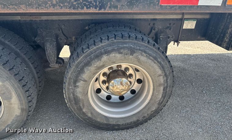 image for item DU9948 2004 Freightliner Business Class M2 flatbed truck