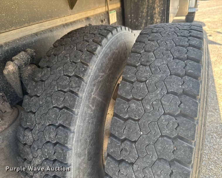 image for item DU9948 2004 Freightliner Business Class M2 flatbed truck