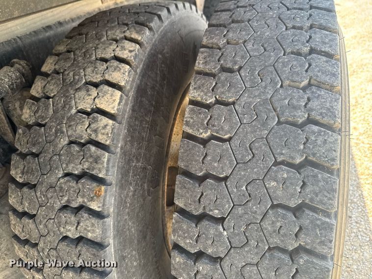 image for item DU9948 2004 Freightliner Business Class M2 flatbed truck