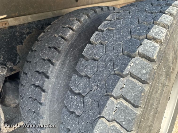 image for item DU9948 2004 Freightliner Business Class M2 flatbed truck