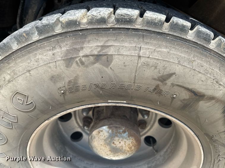 image for item DU9948 2004 Freightliner Business Class M2 flatbed truck