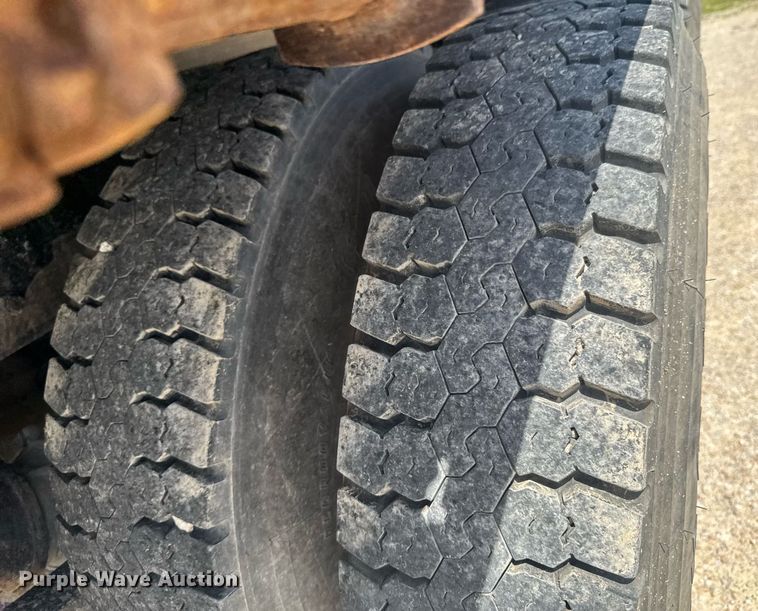 image for item DU9948 2004 Freightliner Business Class M2 flatbed truck