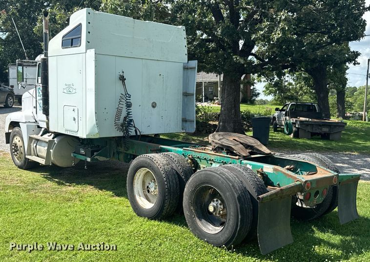 image for item DU9952 1993 Freightliner FLD semi truck