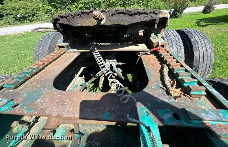 image for item DU9952 1993 Freightliner FLD semi truck