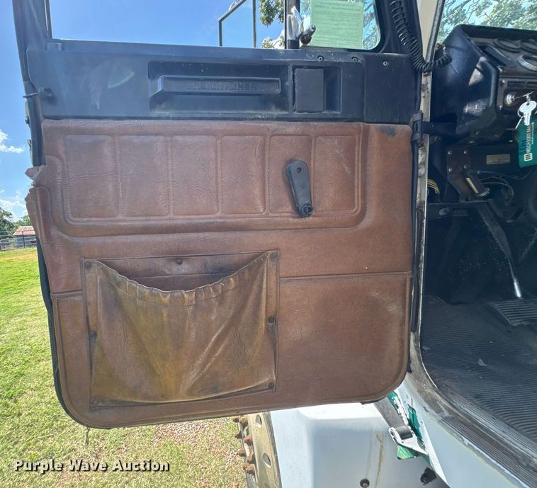 image for item DU9952 1993 Freightliner FLD semi truck