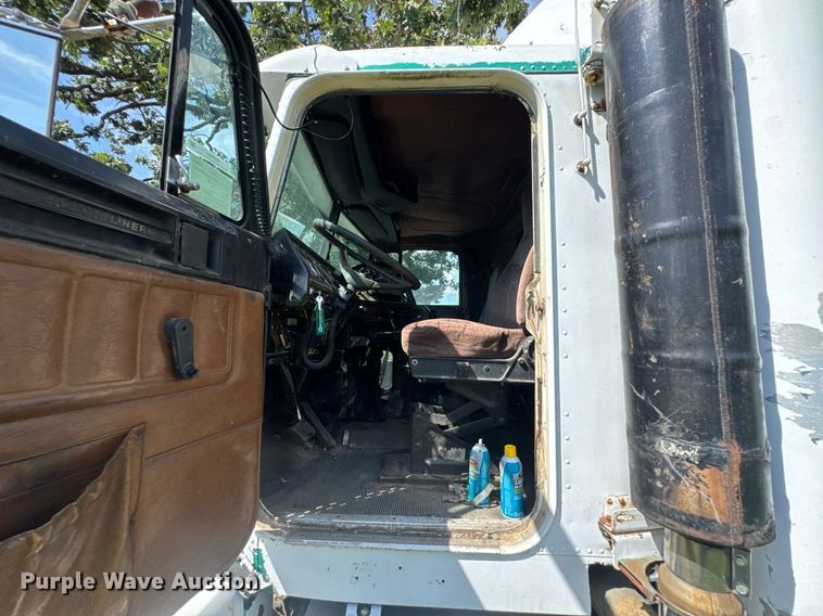 image for item DU9952 1993 Freightliner FLD semi truck