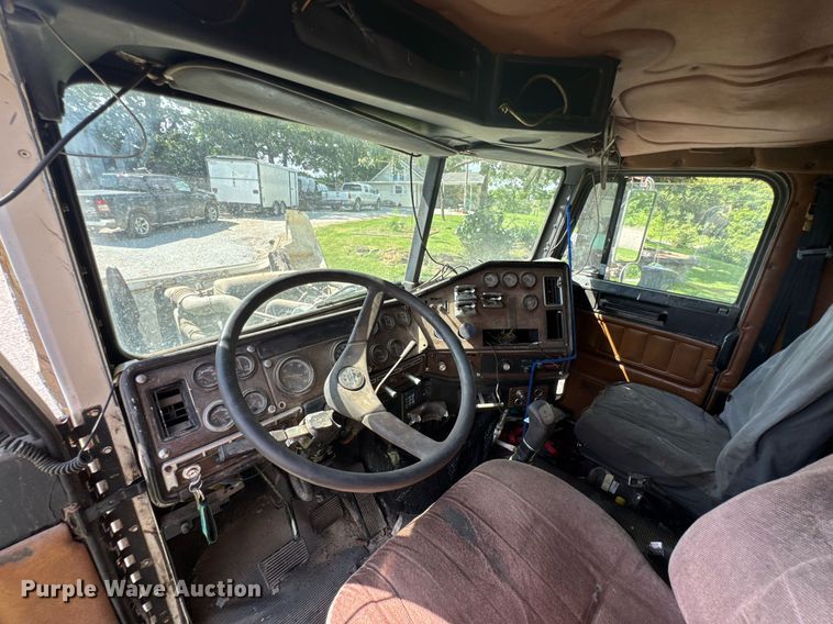 image for item DU9952 1993 Freightliner FLD semi truck