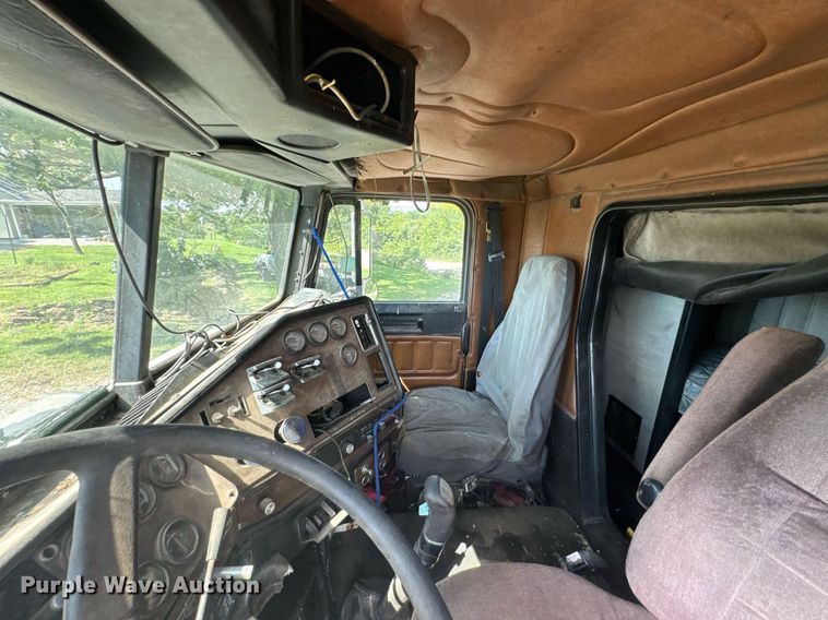 image for item DU9952 1993 Freightliner FLD semi truck