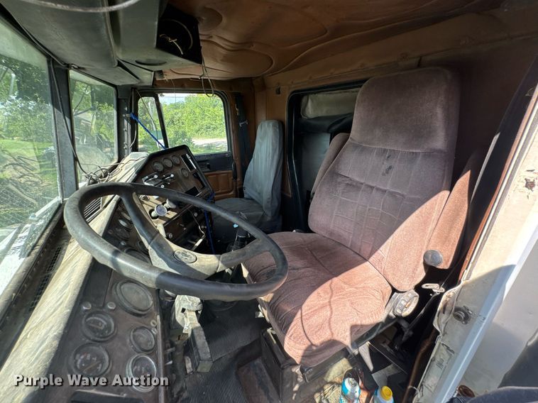 image for item DU9952 1993 Freightliner FLD semi truck