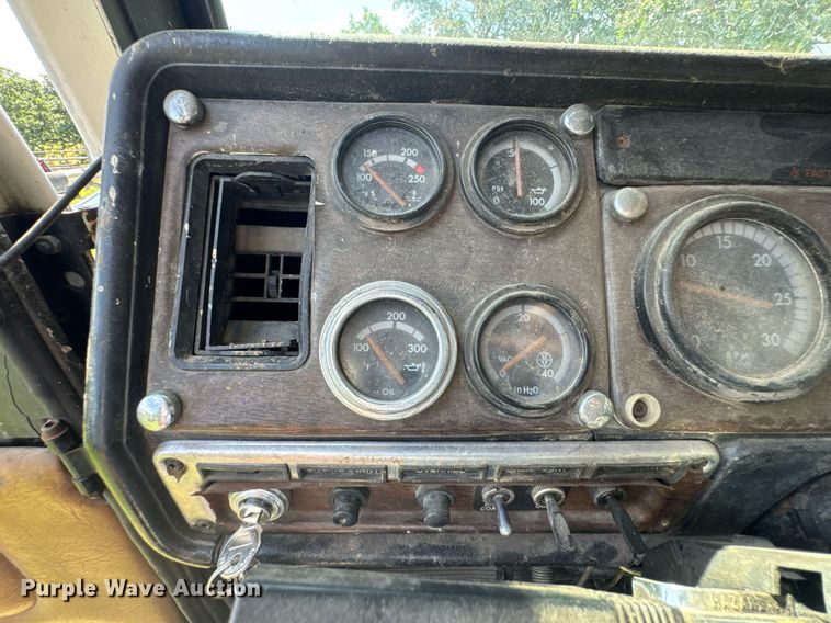 image for item DU9952 1993 Freightliner FLD semi truck