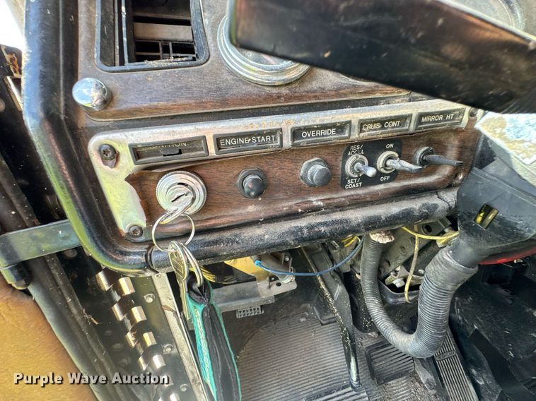 image for item DU9952 1993 Freightliner FLD semi truck