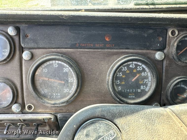 image for item DU9952 1993 Freightliner FLD semi truck