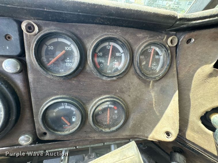 image for item DU9952 1993 Freightliner FLD semi truck