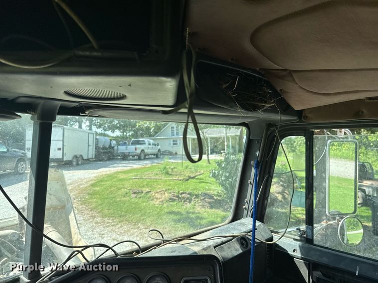 image for item DU9952 1993 Freightliner FLD semi truck