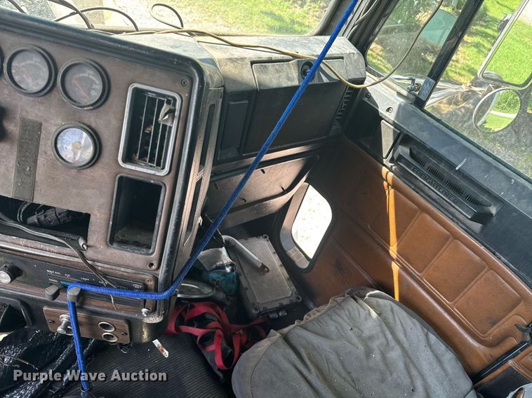 image for item DU9952 1993 Freightliner FLD semi truck