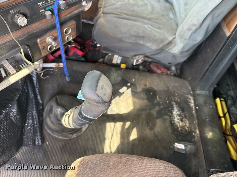 image for item DU9952 1993 Freightliner FLD semi truck