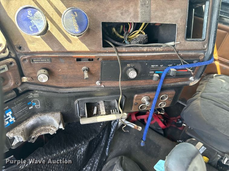 image for item DU9952 1993 Freightliner FLD semi truck