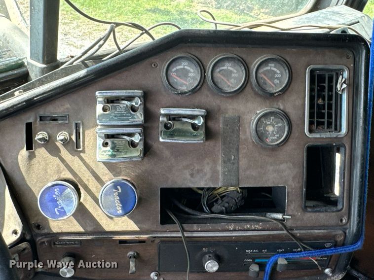 image for item DU9952 1993 Freightliner FLD semi truck