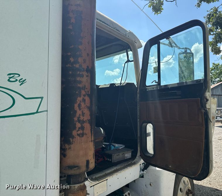 image for item DU9952 1993 Freightliner FLD semi truck